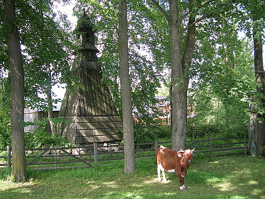 liczna drewniana dzwonniczka i krwka.