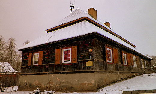 Karczma  ob. dom mieszkalny, ul. Konarskiego 3. Drewniany dom, z naczkowym dachem, zbudowany XVIIIXIX w.