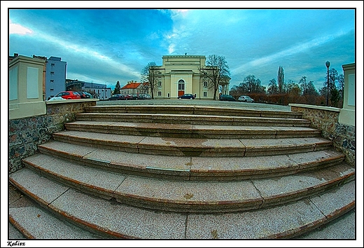 Kalisz - Teatr im.Bogusawskiego widziany od strony cmentarza onierzy radzieckich ... FishEye 8mm
