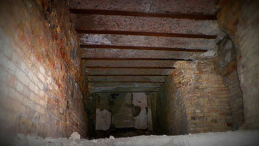 Podziemia ruin II fortu Twierdzy Osowiec...zerkanie podczas schodzenia na drugi poziom...