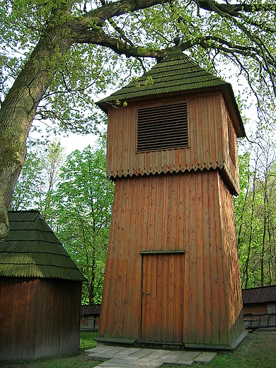 Gruszw. Wolnostojca drewniana dzwonnica.