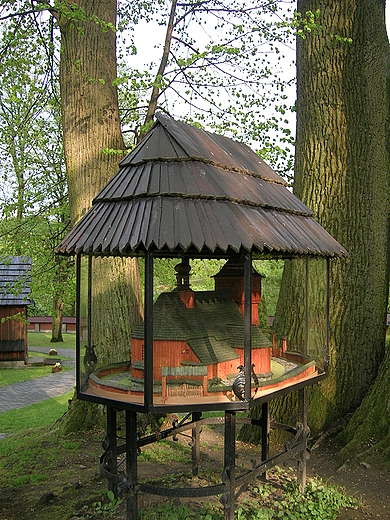Miniaturka drewnianego kocika z XVI w. Gruszw.