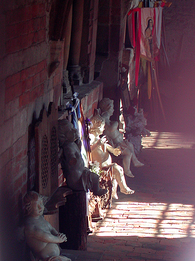 Przez dziurk od klucza. Opuszczone anioy w krugankach opactwa w Sulejowie
