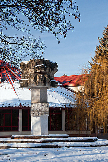 pomnik przed Domem Kultury