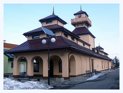 budynek dawnej karczmy z pierwszej poowy XIX wieku. obecnie biblioteka