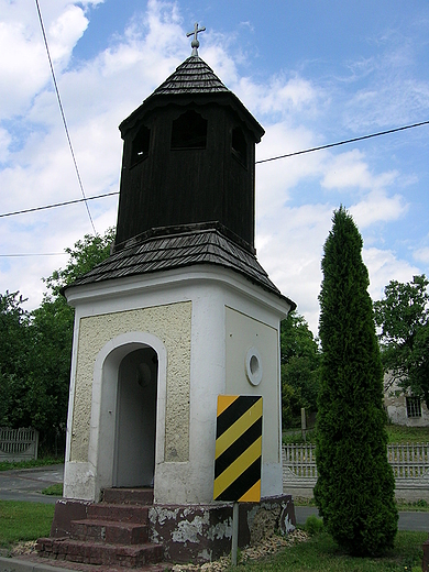 Murowano - drewniana kapliczka - dzwonnica w Lichyni z obrazem Nepomuka