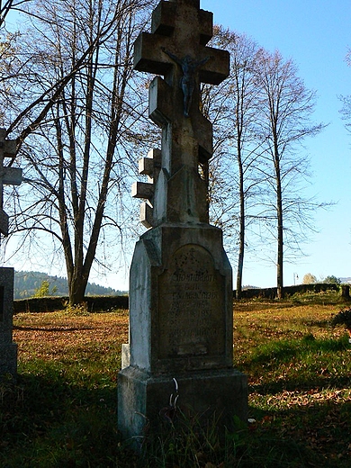 Cmentarz przy cerkwi w Złockiem.