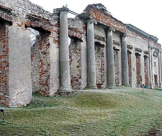 Ruiny rezydencji w dawnej fortalicji. Sobkw