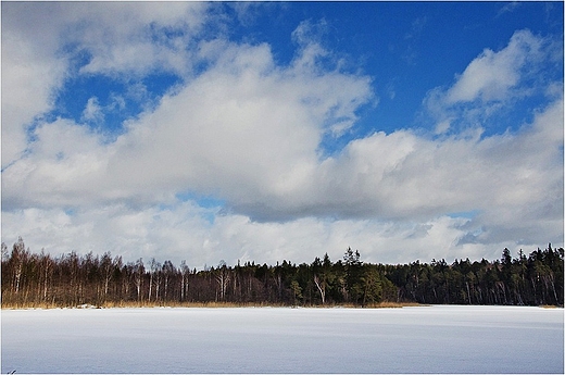 Jeziora Suwalszczyzny nadal pod lodem i niegiem.
