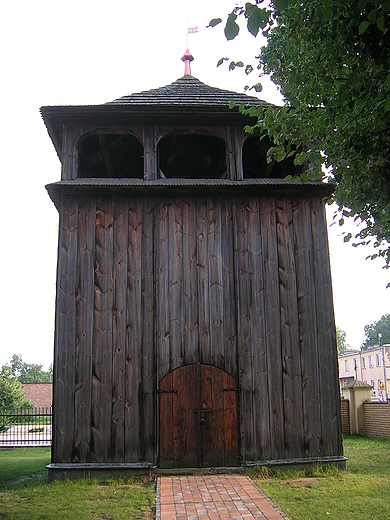Drewniana dzwonnica w Dobroniu