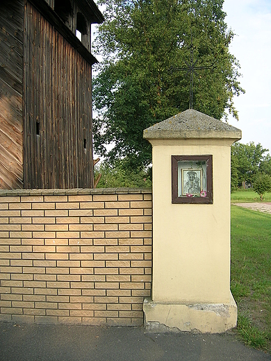 Kapliczka w ogrodzeniu drewnianego kocioa w Dobroniu.