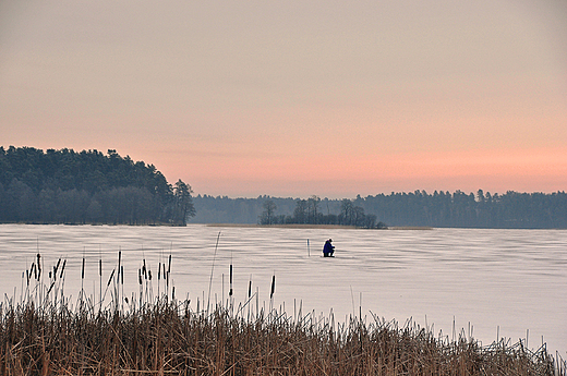 Augustów. Jezioro Studzieniczne tuż po zimowym zachodzie słońca