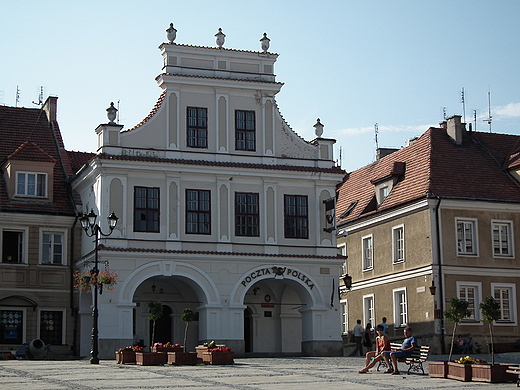 Malownicze kamieniczki w Rynku Sandomierskim - Poczta Polska