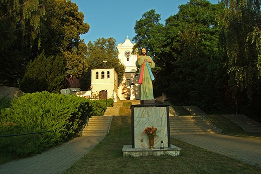 Przed kościołem p.w. św. Mikołaja. Łabiszyn