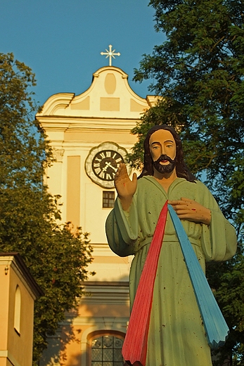 Przed kościołem p.w. św. Mikołaja w Łabiszynie
