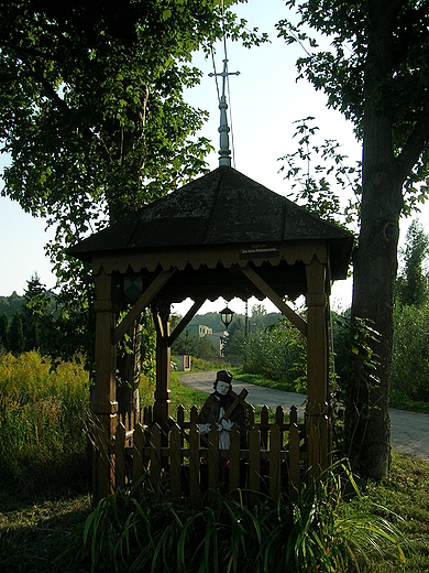 Drewniana przydrona kapliczka z Nepomukiem w Wchocku.