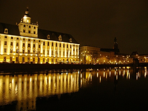 Nocny widok na gmach Uniwersytetu Wrocawskiego