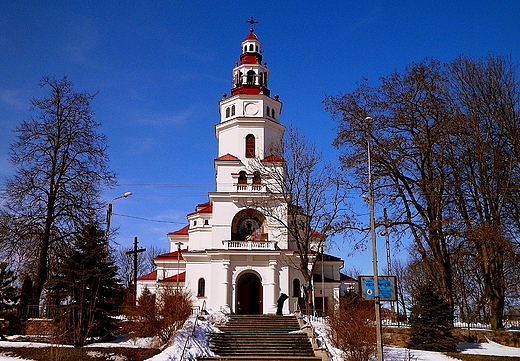 Koci parafialny pw Matki Boskiej Czestochowskiej i w. Kazimierza w Mokach....