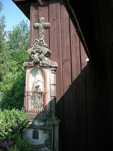 Drewniana, cmentarna kaplica p.w. w. Barbary w Szczercowie.