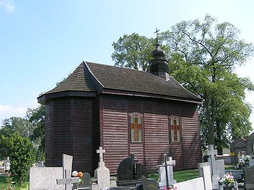 Drewniana kaplica cmentarna w Rzni.
