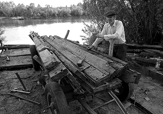 Rozbirka drewnianego promu na Bugu w Niemirowie 2007.