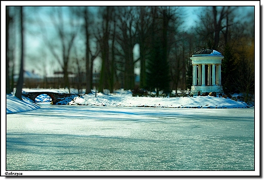 Dobrzyca - zesp paacowo-parkowy Gorzeskich _ w tle monopteros