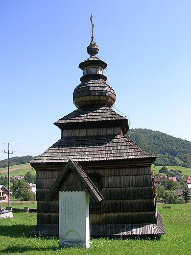 Drewniana kaplica cmentarna w osiu.