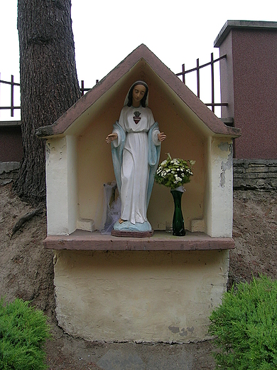 Kapliczka na placu kocielnym Sanktuarium NMP w Gaju.