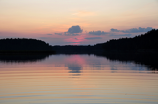 Jezioro Blizno w Danowskich po zachodzie soca.