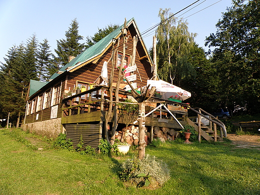 schronisko  PTTK na Kudaczach 730m n.p.m. na polanie Nad Nowinami