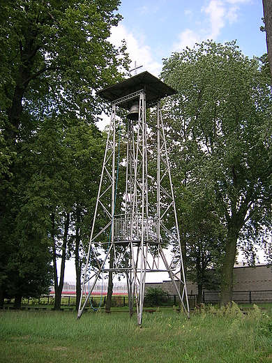 Dzwonnica przy kociele MB askawej w Ciechosawicach.