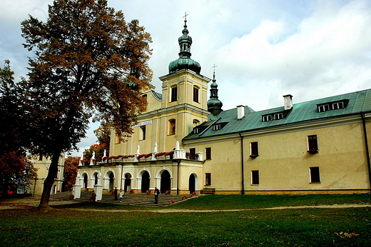 Fronton  franciszkaskiego klasztoru. Kalwaria Pacawska