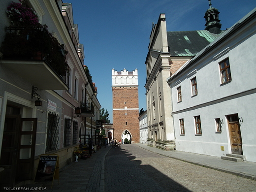 ul.Opatowska i widok na Bram Opatowsk - Sandomierz