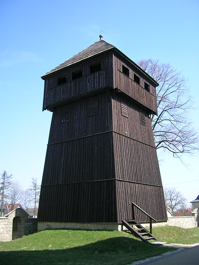 Drewniana dzwonnica z XVI w. w Wojniczu.