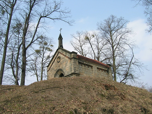 Kaplica grobowa Lukasw na kopcu w Beku.