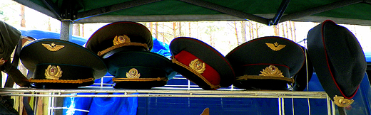 Majowy jarmark w Kiermusach....czapki z armii byego ZSRR...dla kolekcjonerw....