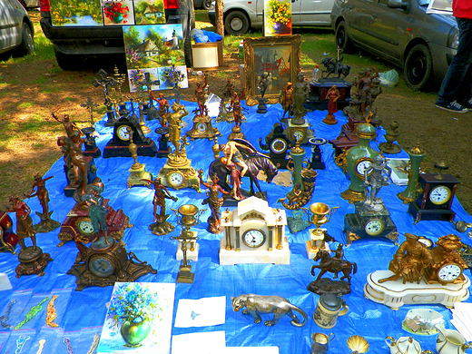 Majowy jarmark rozmaitoci w Kiermusach....zegarki , figurki , obrazy...itp....