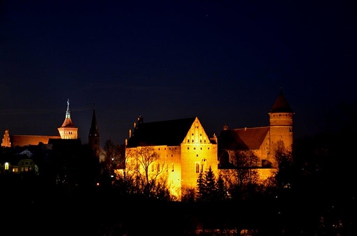 Zamek olsztyski noc