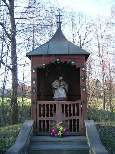 Drewniana przydrona kapliczka z figurk Jana Nepomucena - Stary Winicz