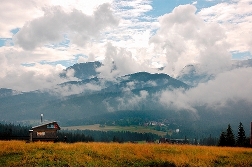 Widok na Giewont w pochmurny dzie.