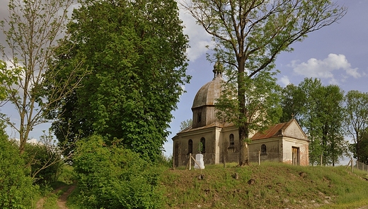 Wyw, opuszczona cerkiew.