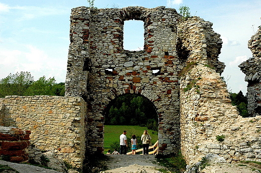 Brama wjazdowa do rycerskiego zamku. Rabsztyn