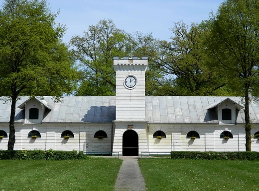 Janw Podlaski. Pastwowa Stadnina Koni Janw. Fragment Stajni Zegarowej.