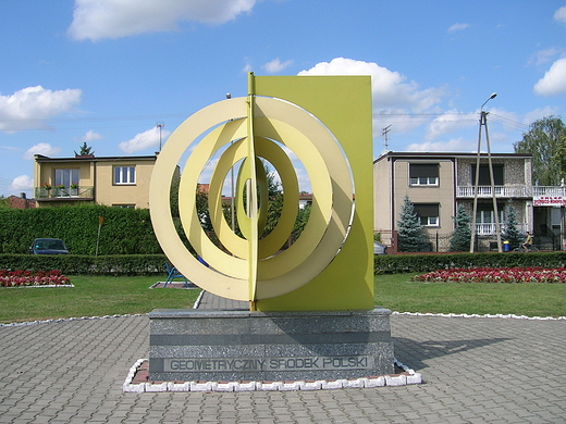 Pomnik symbolizujcy geometryczny rodek Polski w Pitku.