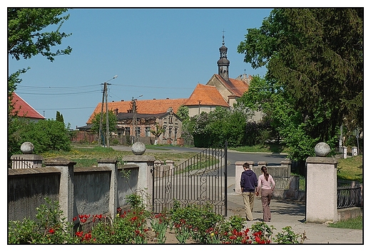Chocz - brama główna kościóła p.w. Wniebowzięcia NMP