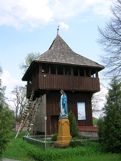 Obronna, drewniana dzwonnica przy murowanym kociele WNMP w Kurzelowie.