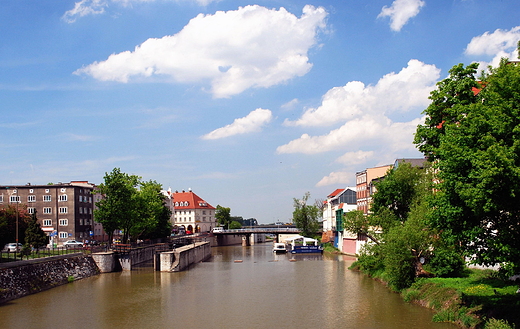 Opole. Mynwka - widok z mostu groszowego w kierunku luzy.