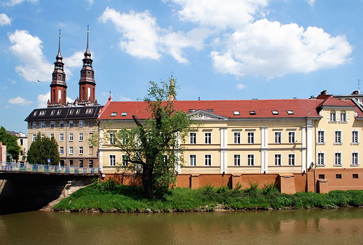 Opole. Widok na dawny szpital w. Aleksego. Obecnie siedzib Caritasu.