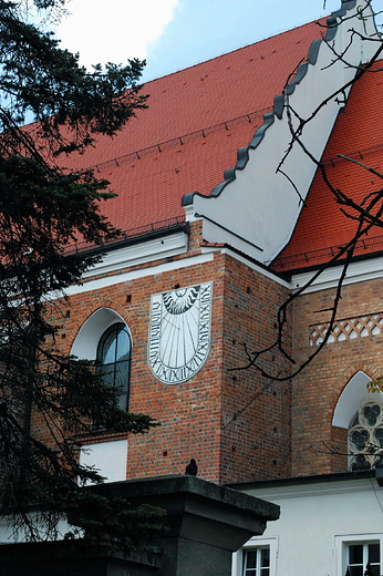 Opole. Zegar soneczny na kociele Trjcy witej.