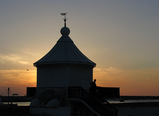 Ustka - Biaa  ZIELONA BUDKA   o zachodzie soca.